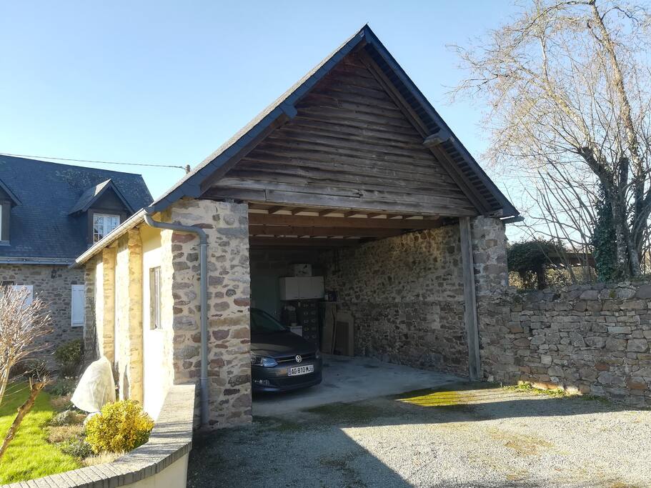 Garage attenant pour deux voitures (très grande cour pour de nombreux autres véhicules)