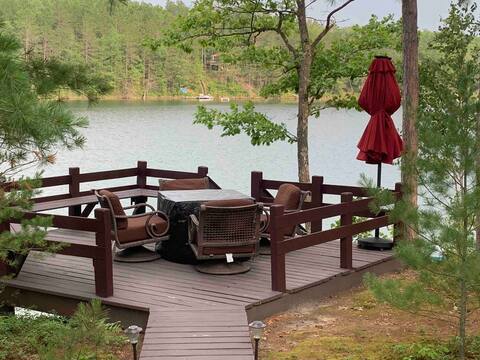 Rustic cottage on scenic lake
