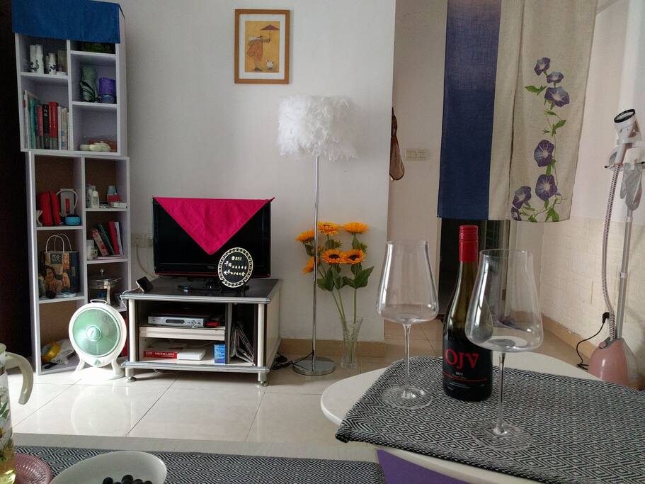 坐在沙发上品酒喝茶