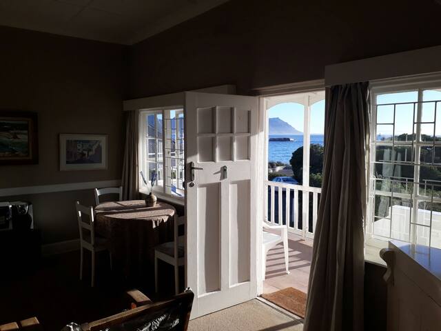 Boulders Beach Penguin Cottage gallery image 3