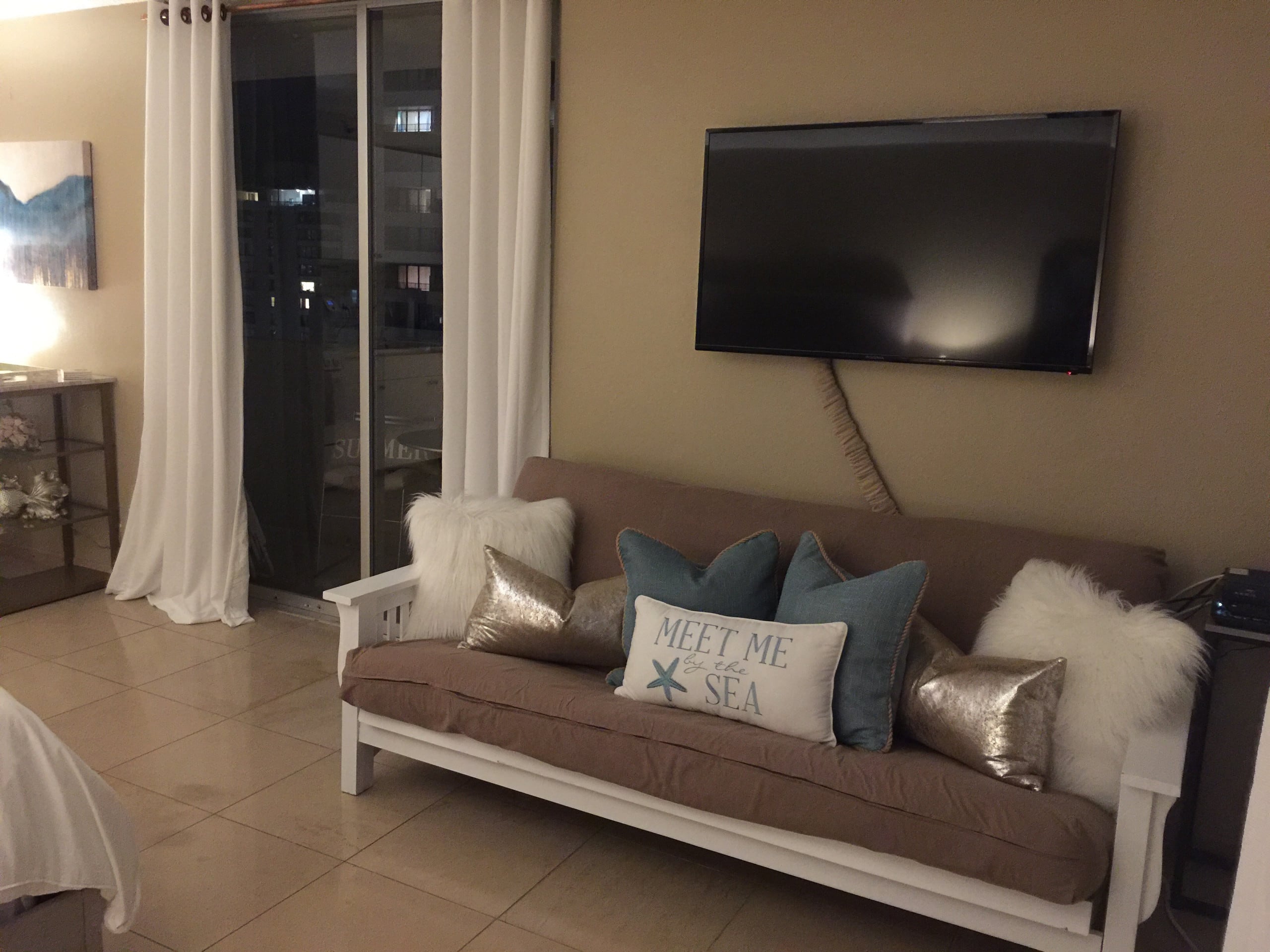 Condo in Honolulu · ★4.79 · Studio · 1 bed · 1 shared bath - Image 4
