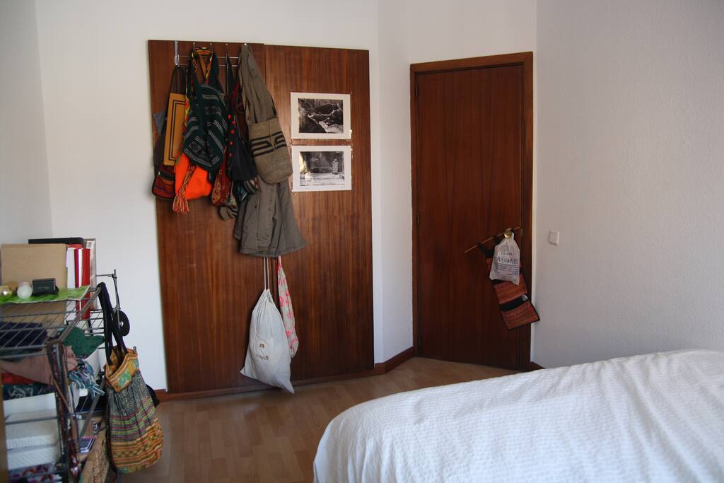 Vista de la habitación desde la ventana hacia la puerta