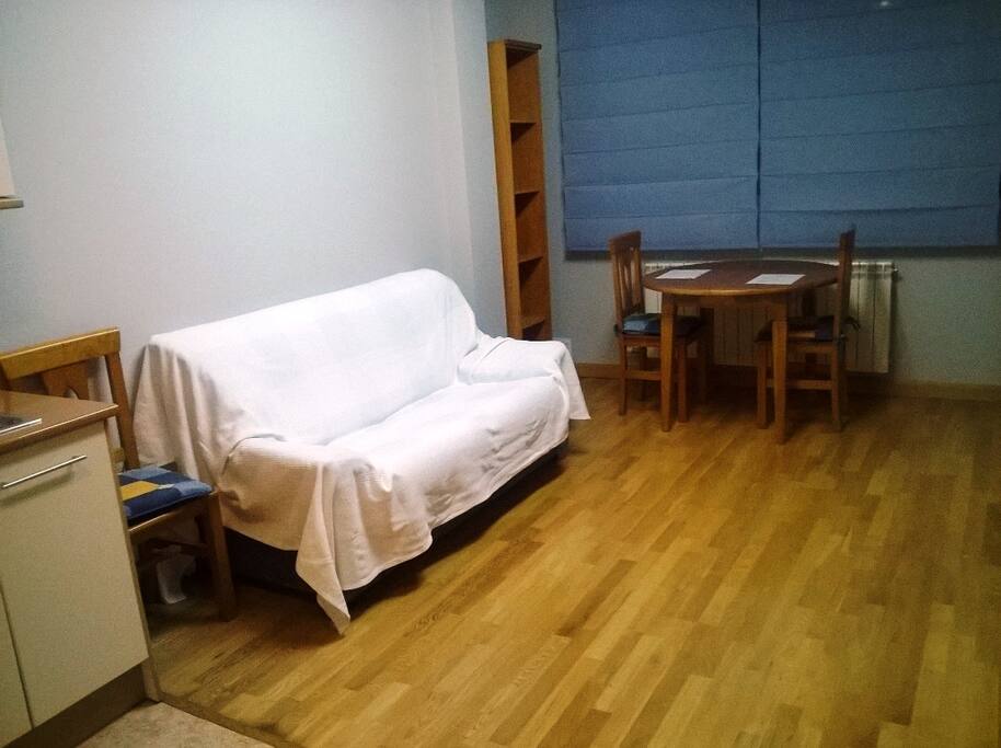 Salón con cocina americana.