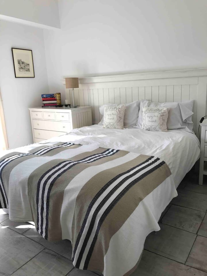 Glavna spavaća soba s garderobom, krevetom s 2 sjedala i vlastitom kupaonicom ima klima-uređaj. Vrlo je svijetlo