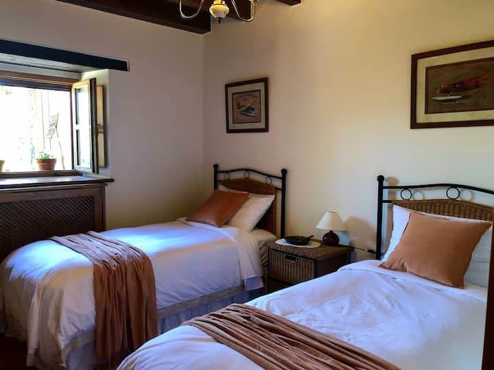 Located on main level - does not require any stairs.  2 beds of 90cm can be joined to make a king bed (upon advance request).  
Ubicado en el nivel principal, no requiere escaleras. Se pueden unir 2 camas para formar una cama king (previa solicitud).
