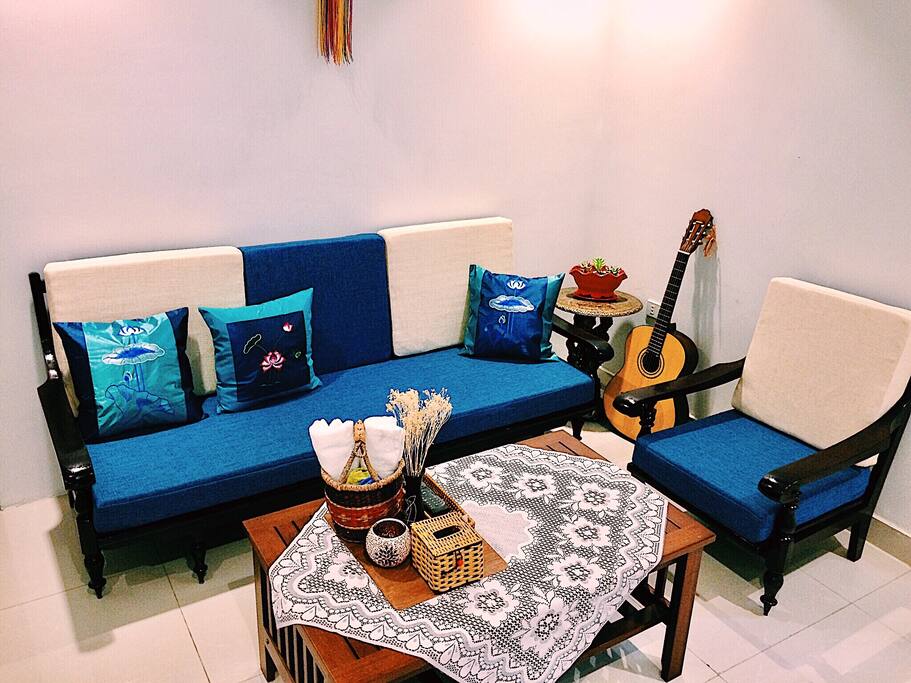 Relaxing living room with a 42 inch TV HD box. You can watch all the HD films, play the guitar, listen to music and drink our free tea and coffee while staying inside home.