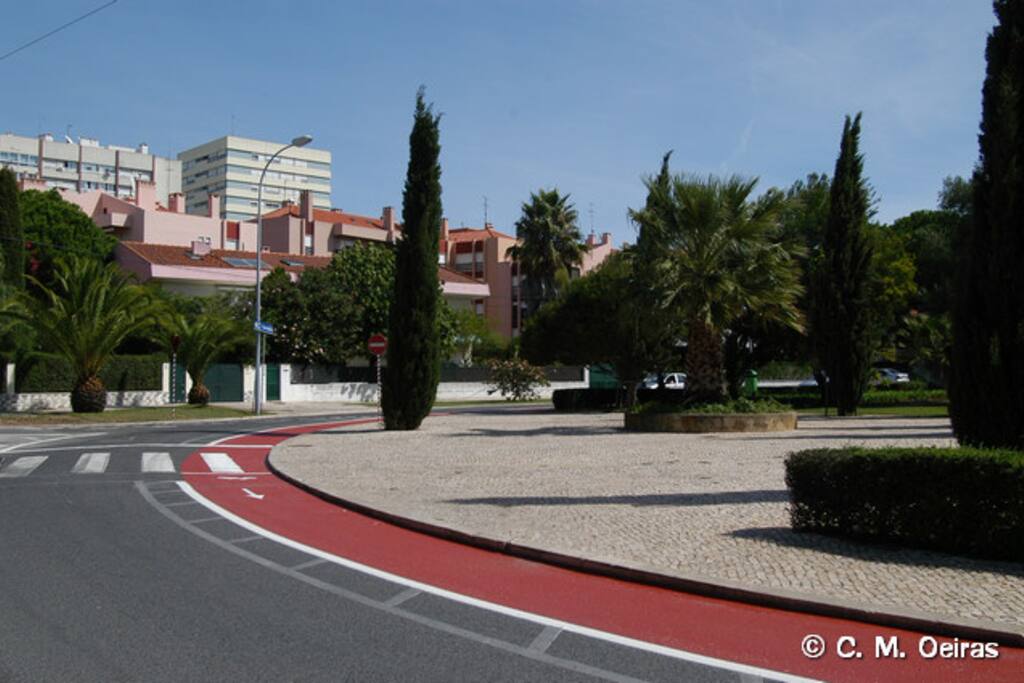 Area exterior do apartamento que são os prédios rosa.
ciclovia ate a estação e praias