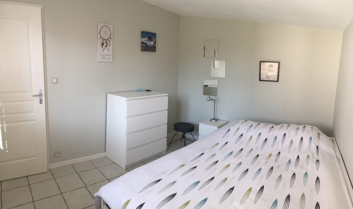 la deuxième chambre peut être un lit double, ou 2 lits simples, merci de confirmer lors de la réservation. Linge de toilette fourni