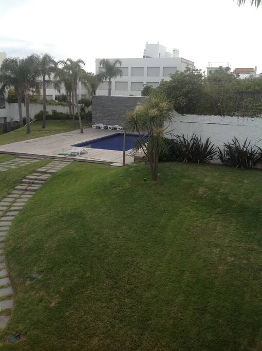 piscina con solarium