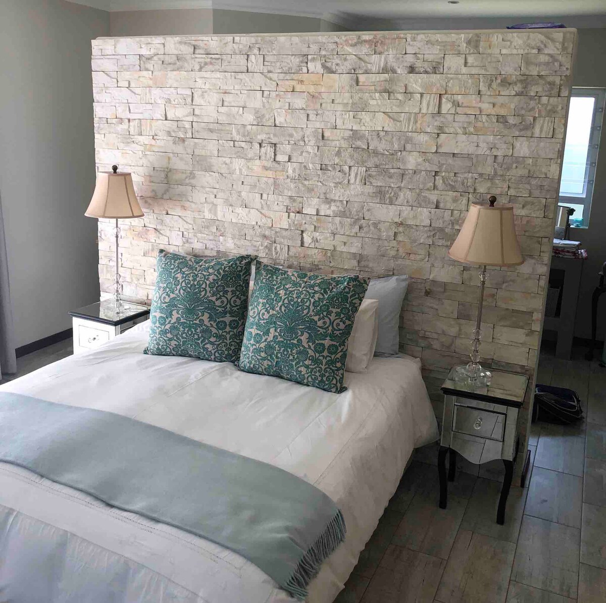 标准双人床，配有床头灯，床两侧有2个插头插头。 