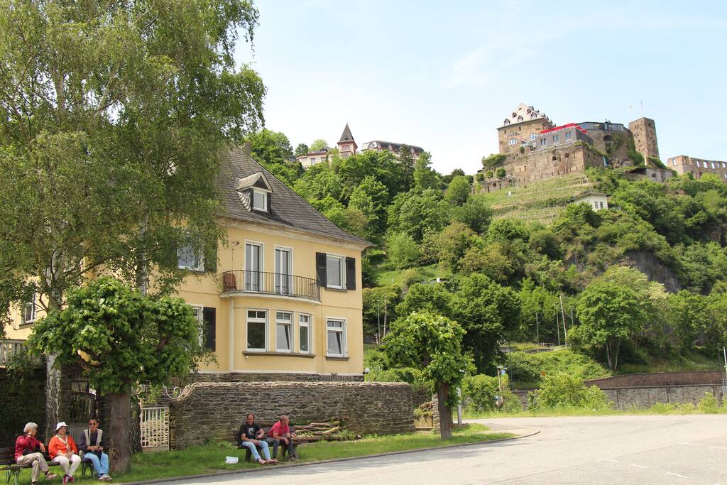 Aussenansicht des Altbaus mit Burgblick