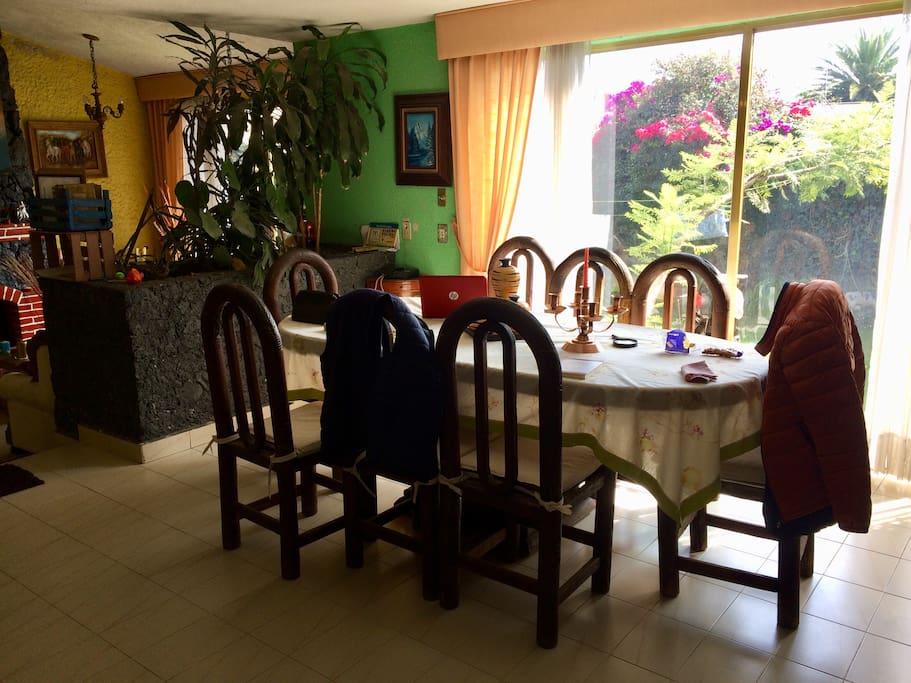 Comedor, sala y áreas de estar.