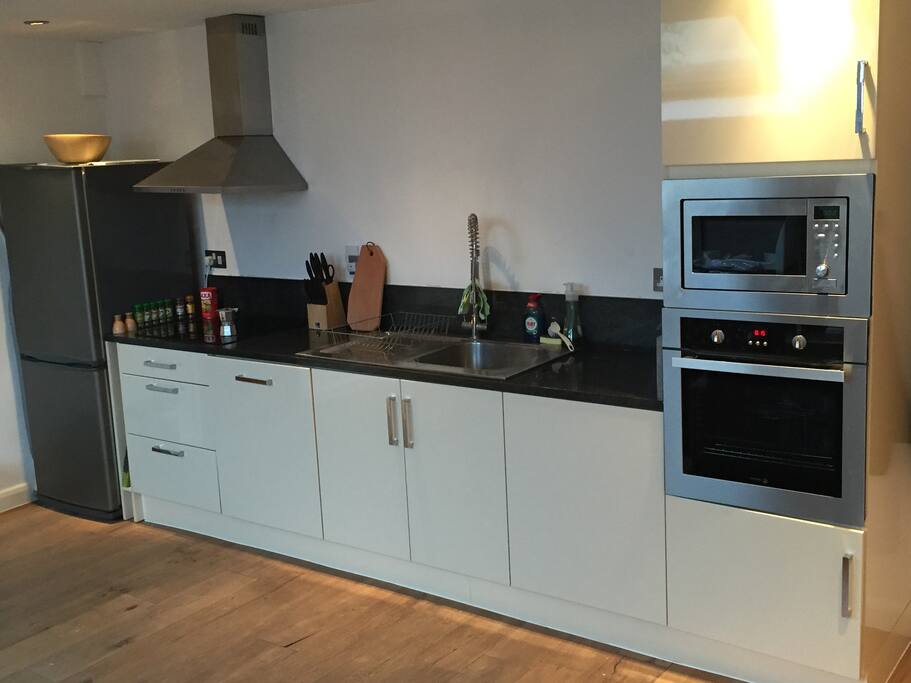 open space kitchen (includes dishwasher and washing machine)