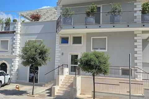 Annuncio Airbnb popolare: Central Apartment three bedrooms and parking a Locorotondo