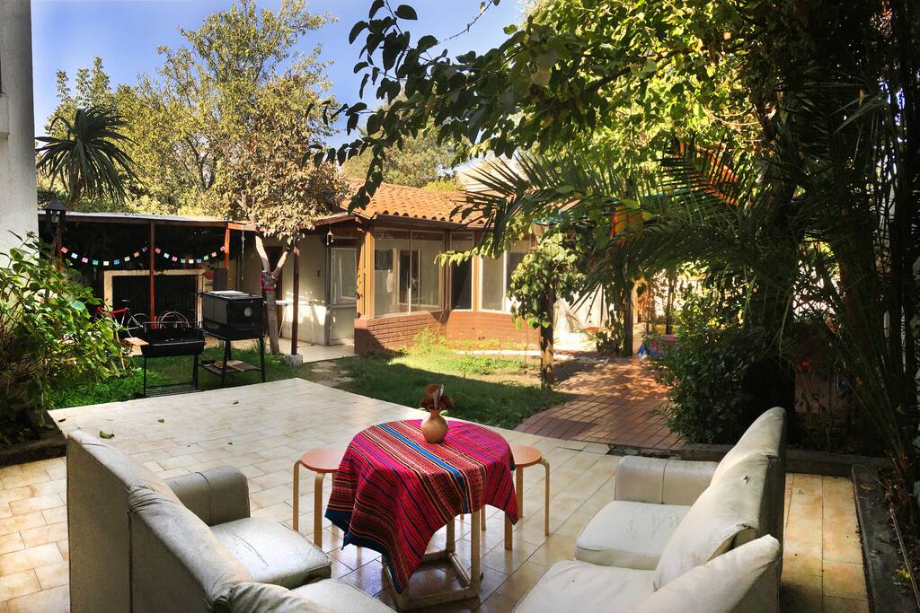Patio interior con vista a pequeño departamento independiente.
