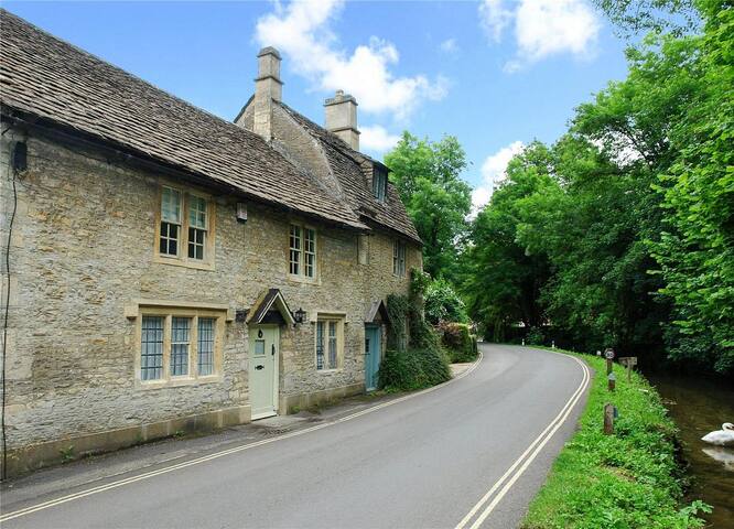 Airbnb Castle Combe Holiday Rentals Places To Stay