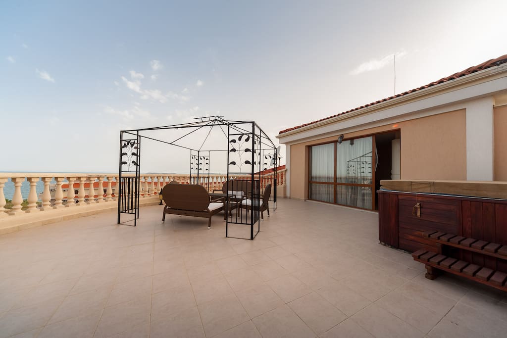 Terrasse mit atemberaubendem Meerblick und Jacuzzi