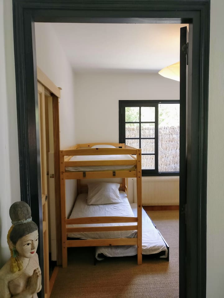 Kreveti na kat u spavaćoj sobi. Ulaz u kupaonicu 2 s lijeve strane.
