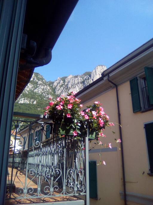 Vista sul Medale e balcone dei vicini
