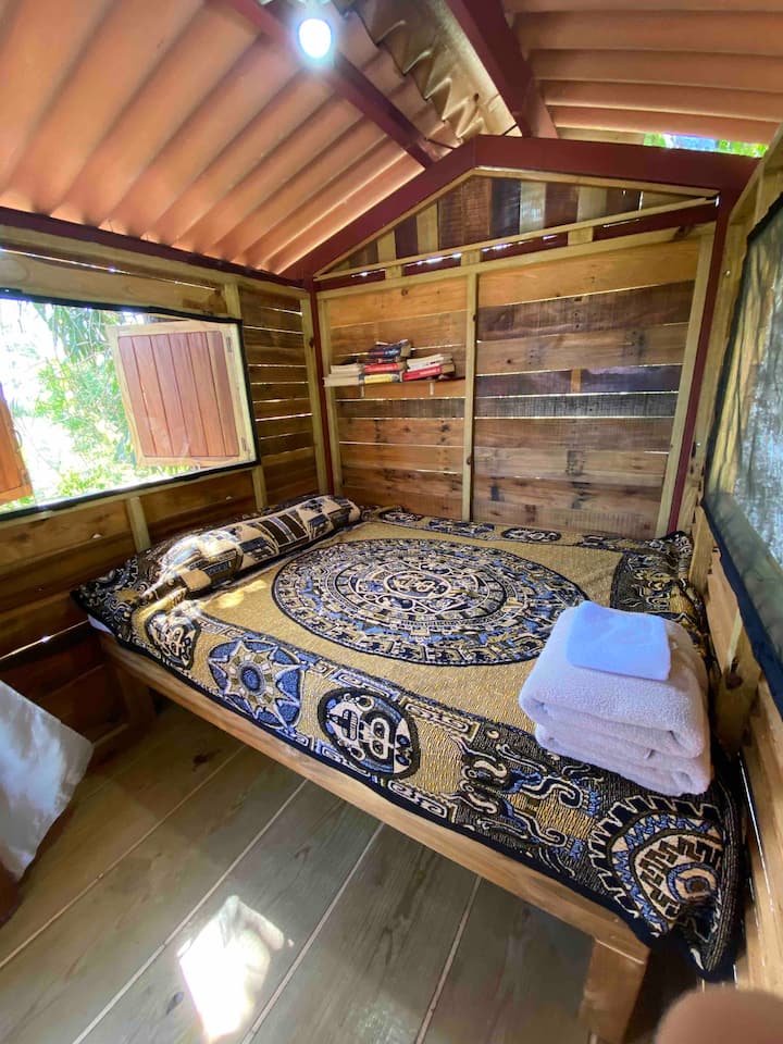 تم التقاط الصورة مع عين السمكة. 
سرير مزدوج مع مساحة تحت الحقائب 