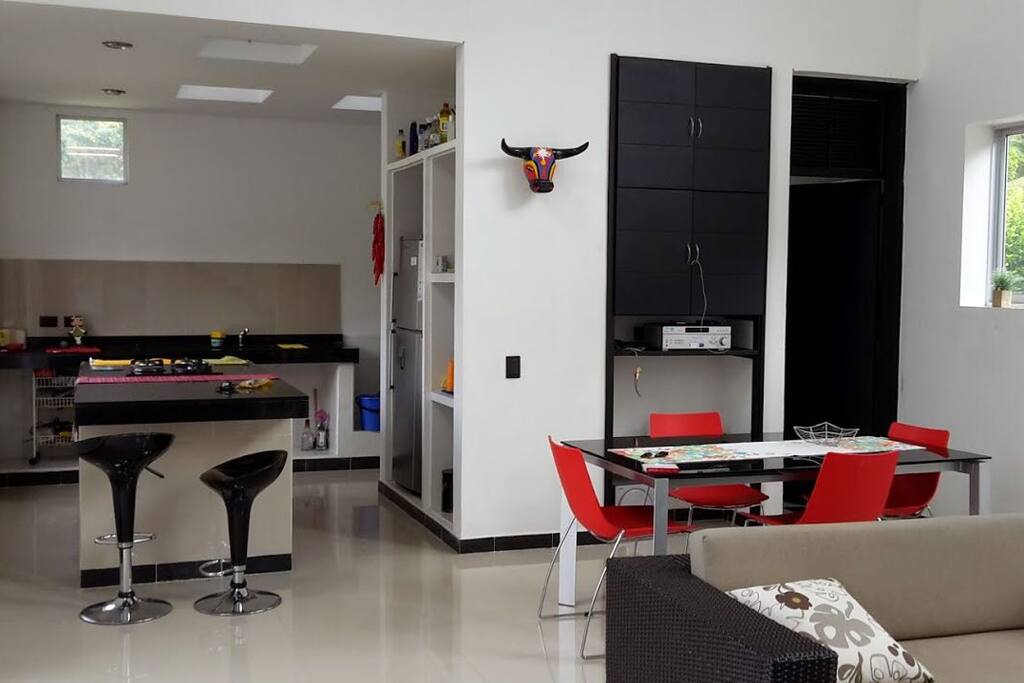 Cocina americana, con amplificador de sonido.