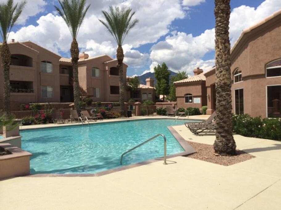 POOL WITH ADJOINING SPA TUB