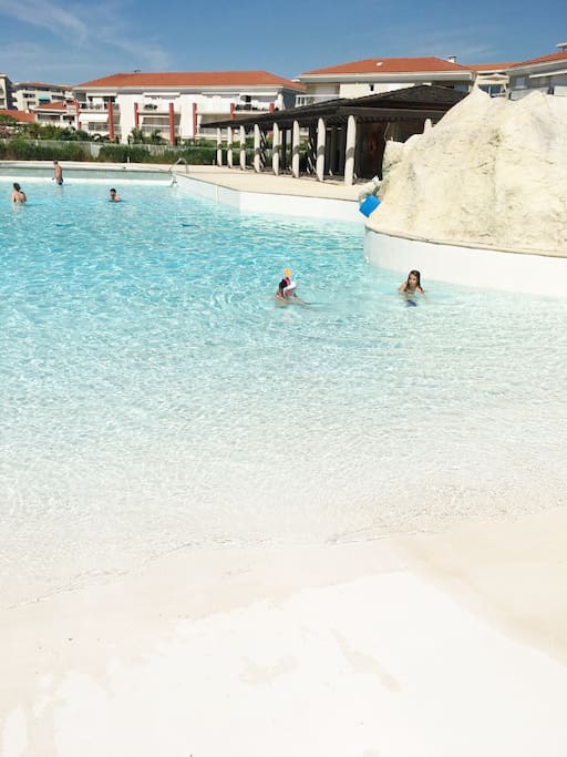 La piscine de la résidence Le Juan Flore