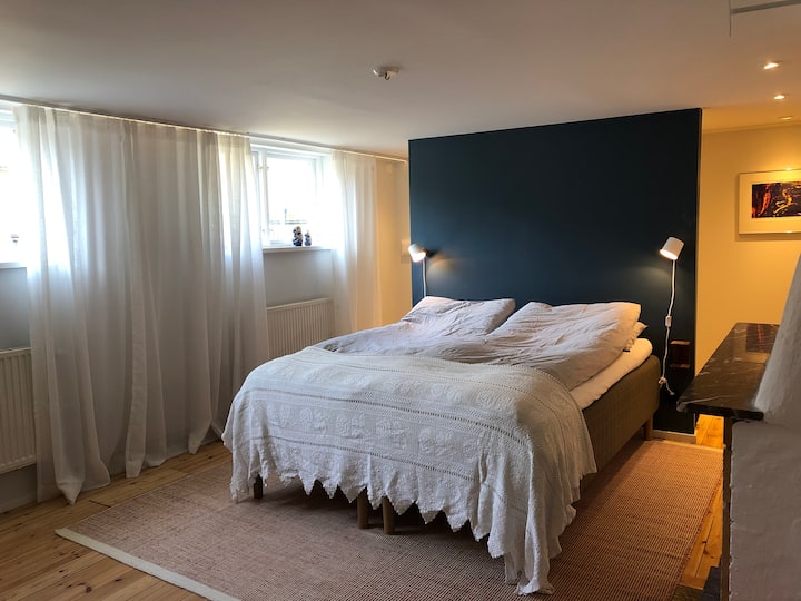 Спалня в мазето, две единични легла като двойно легло. 