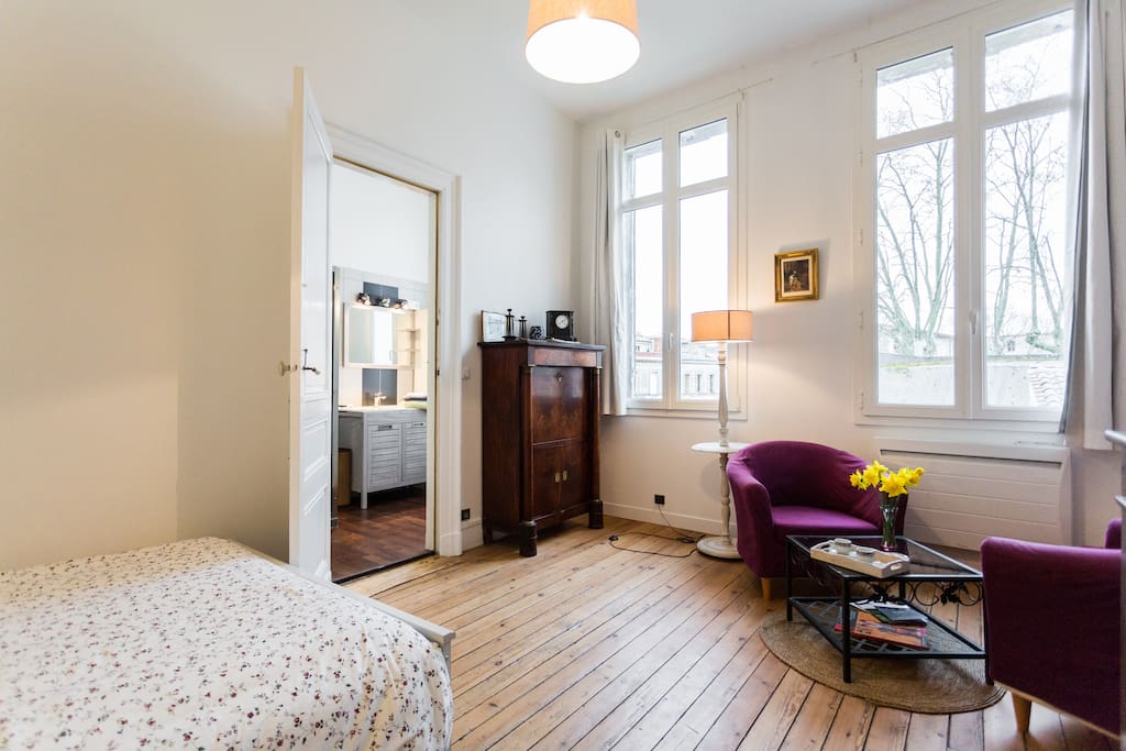 Le séjour-chambre alliant mobilier moderne et ancien