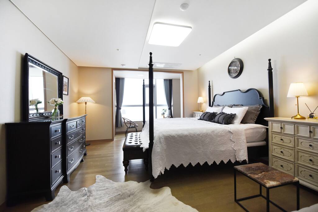 Master Bedroom-Super king size