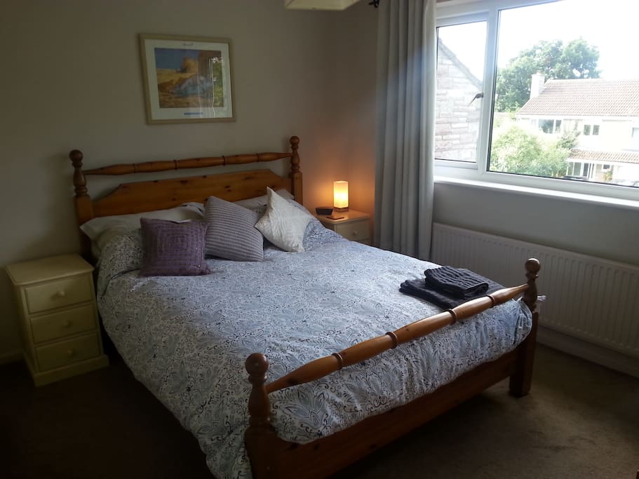 Double Bedroom (king size bed) with TV, radio, drawers & wardrobe