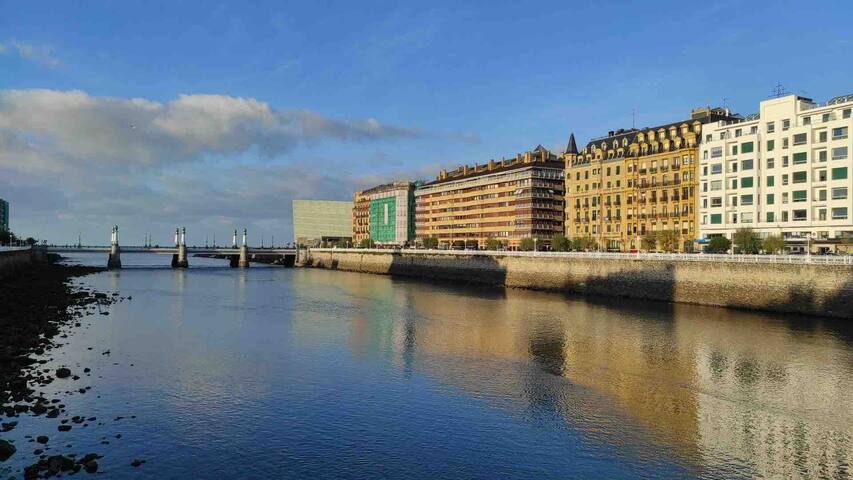 Apartment in the city center next to the beach