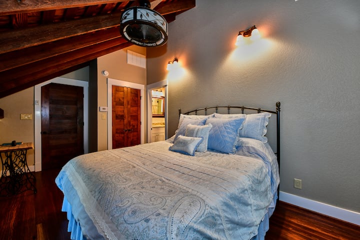 Choďte hore a nájdite prvú zo štyroch vlastných spální. Každá spálňa má vlastnú kúpeľňu, individuálny termostat, šatník, malý stôl pre vaše počítačové zariadenia a stropný ventilátor pre vaše pohodlie pri spaní. 