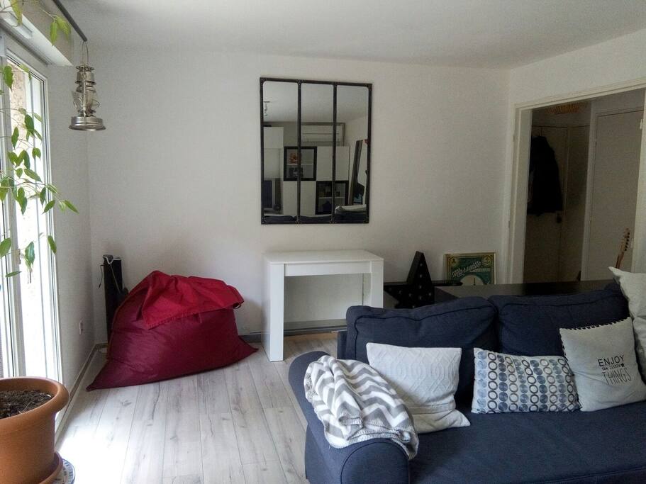 grand salon avec un petit espace bureau