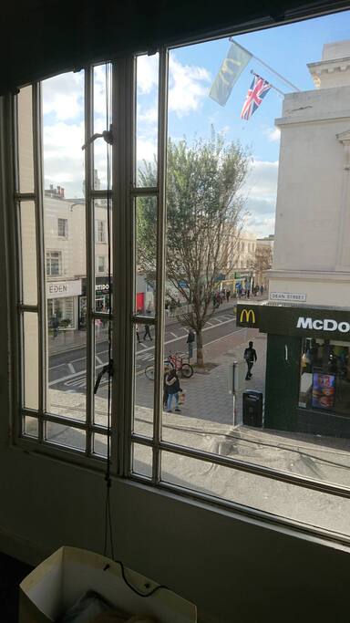 Many restaurant and Supermarket (M&S, Waitrose etc) nearby.