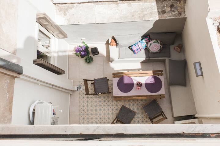 100 sqm Acropolis apt/2 BR/PATIO/AC/- 5 guests gallery image 2