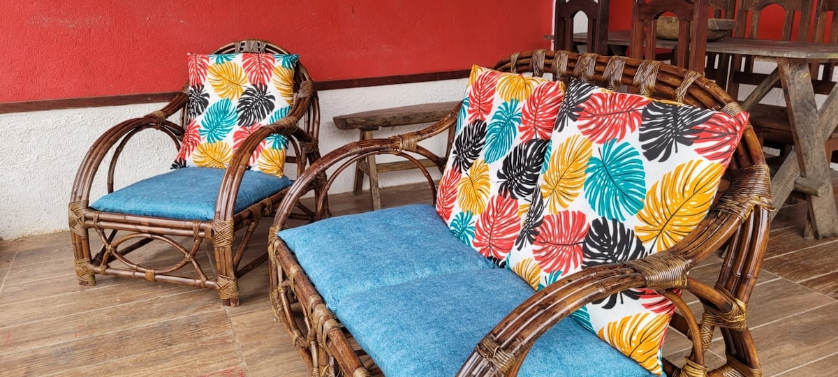 Sofás y sillones ,hamaca, mecedora.  Balcón . Se utiliza  como sala de estar.