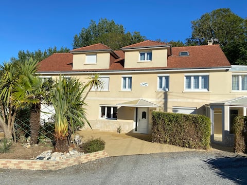 8 person cottage with spa landing beaches