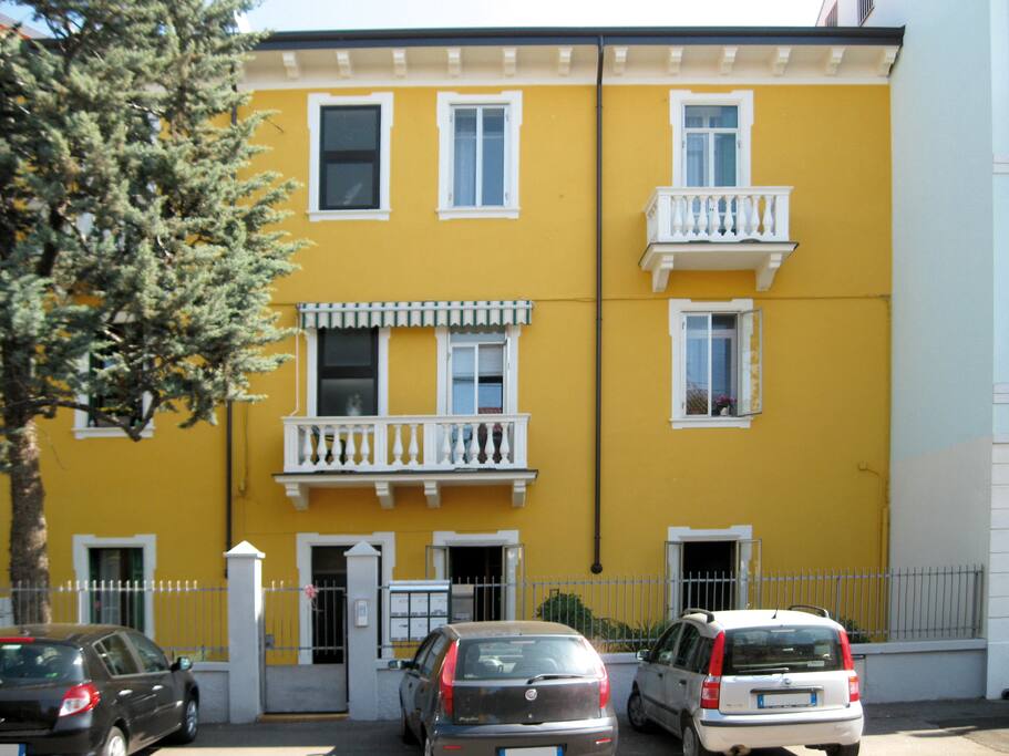 Fronte abitazione con comodo parcheggio