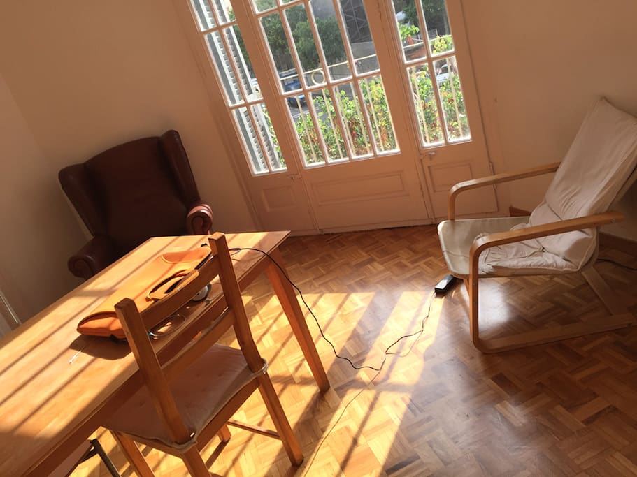 Sala principal y comedor con balcón