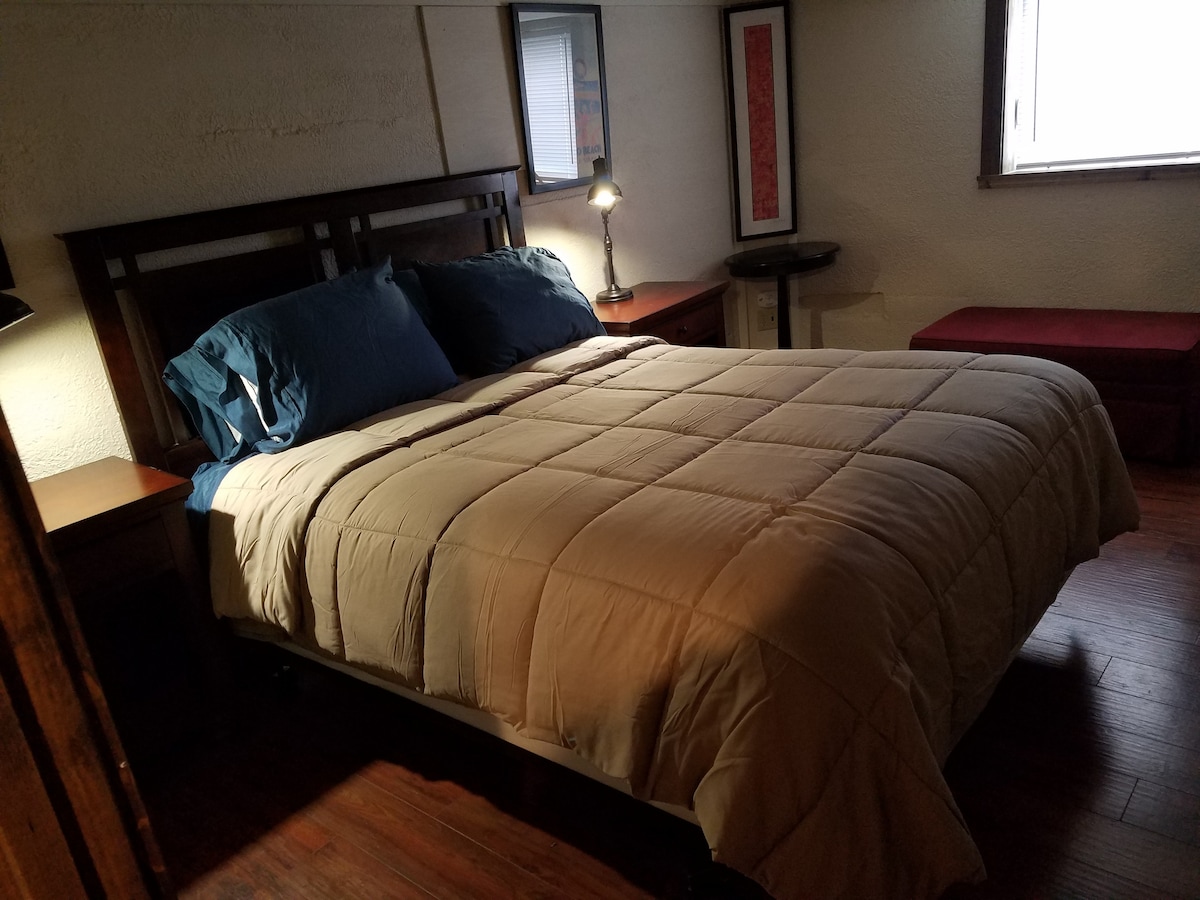 # 3 dormitorios en el nivel inferior, cama de matrimonio.