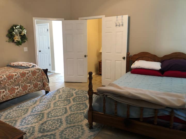 Спална соба 4 (главна спална соба 2)