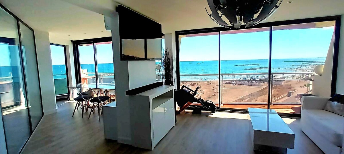 Popular Airbnb listing: Best view of Palavas. 4 bay windows with sea view in Palavas Les Flots