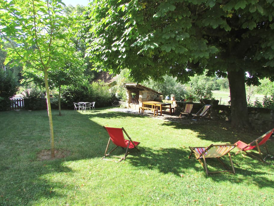 Idéal pour des moment de détente ou sieste dans le jardin avec le murmure de l'eau du bassin à poissons rouges