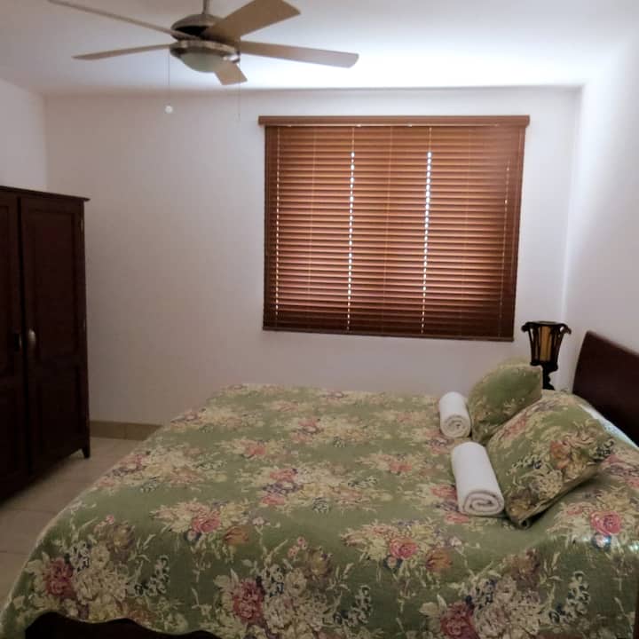 Chumba kikubwa cha kulala na WARDROBE