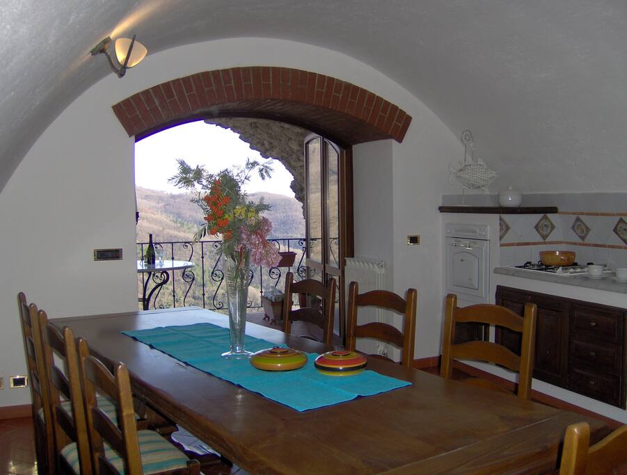 Salone, cucina, terrazzo coperto con vista vallata