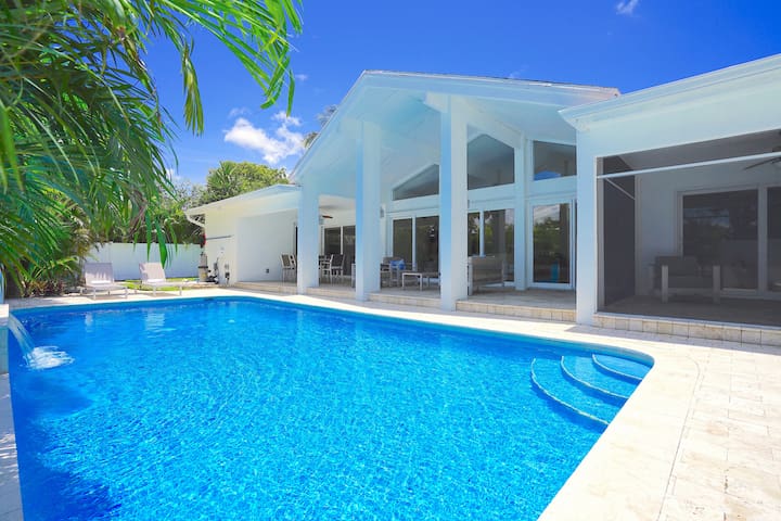 RENT LUXE 5 STAR 5 BED HTD POOL+HOT TUB STUNNING!