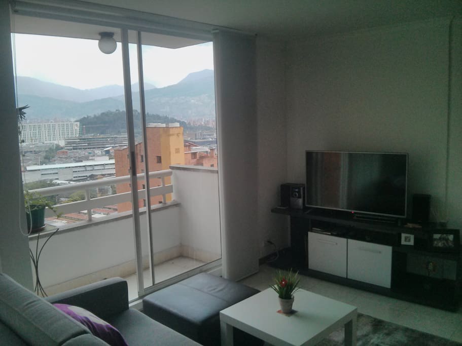 Sala con TV y balcón - living room with TV , next to balcony