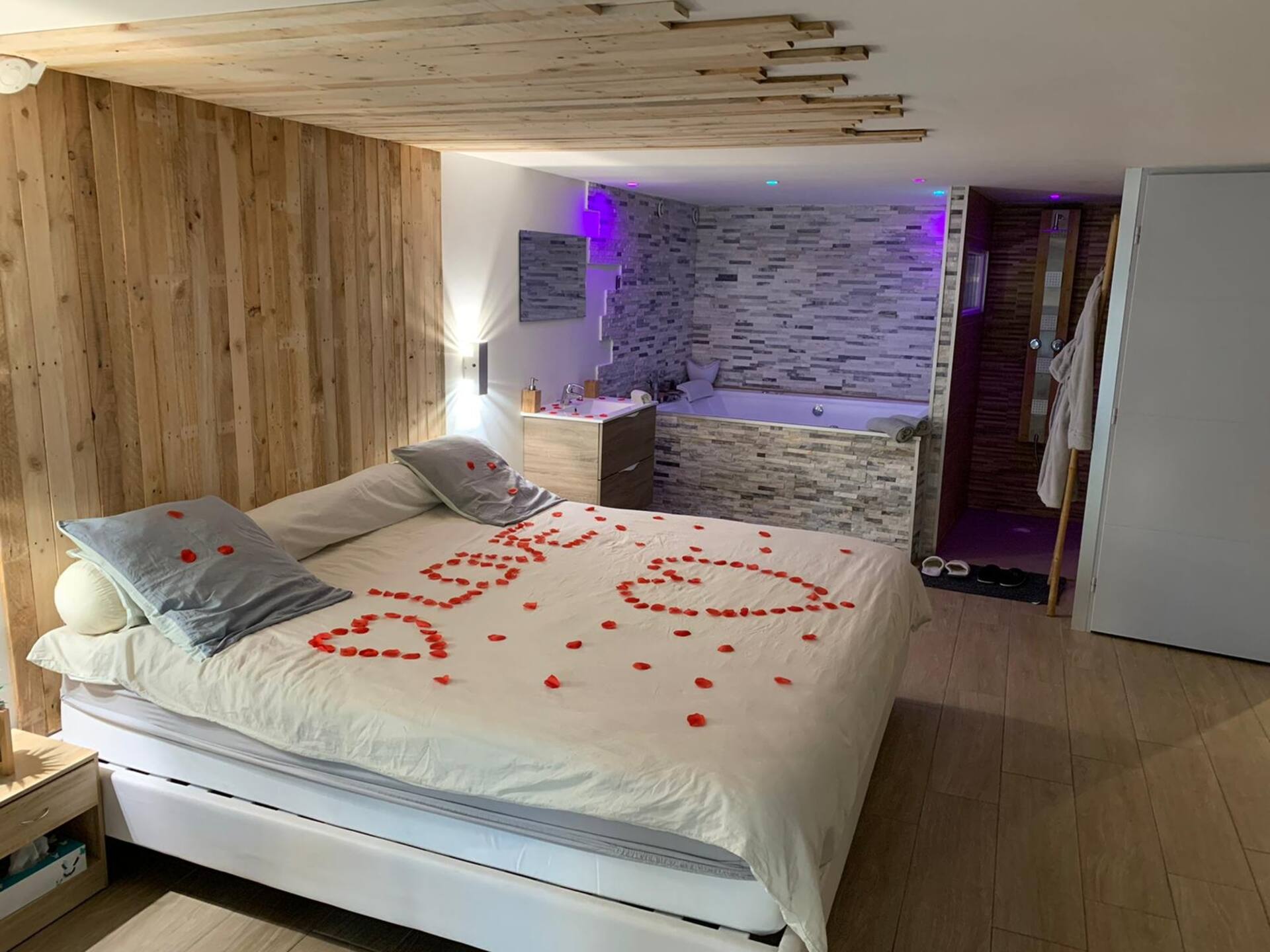 Le Menhir Jacuzzi Lit 200x200 — photo 5