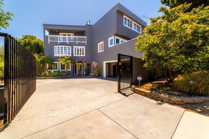 Charming East Coast style home in Del Mar w/ pool gallery image 2